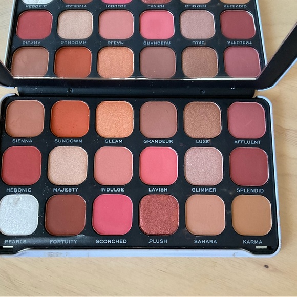 Révolution EyeshadowvPalette - Picture 5 of 5